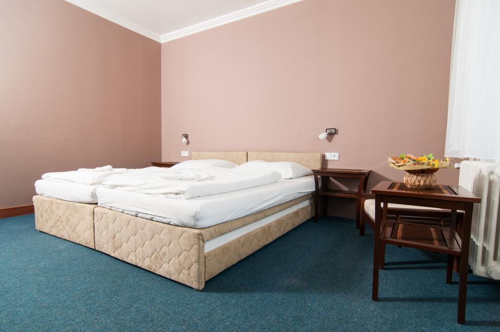 Hotel Radejov Knezdub ภายนอก รูปภาพ