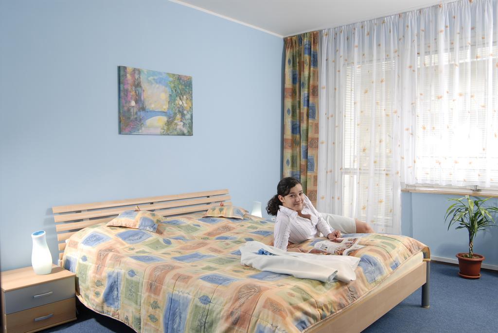 Hotel Radejov Knezdub ภายนอก รูปภาพ