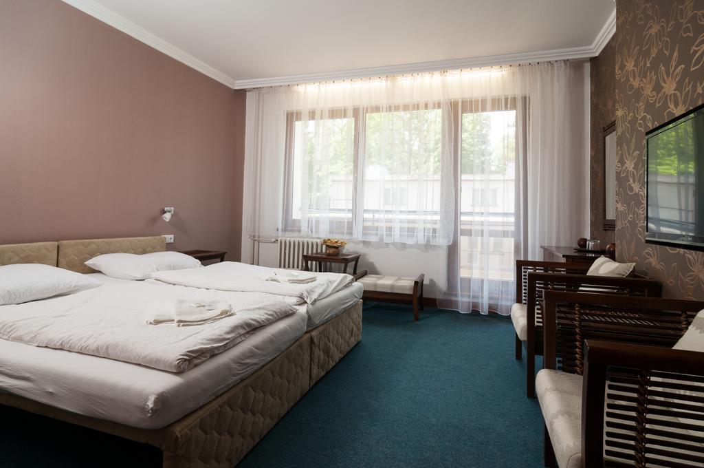 Hotel Radejov Knezdub ภายนอก รูปภาพ
