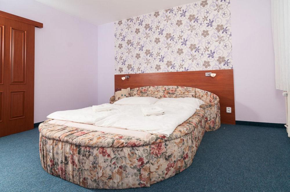 Hotel Radejov Knezdub ภายนอก รูปภาพ
