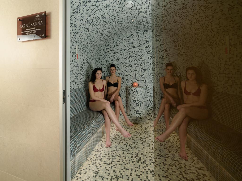 Hotel Radejov Knezdub ภายนอก รูปภาพ