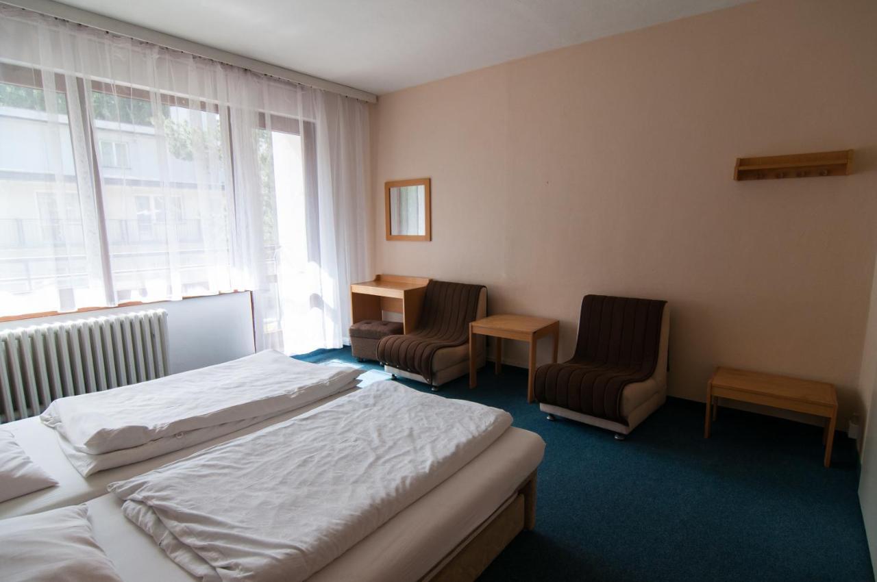 Hotel Radejov Knezdub ภายนอก รูปภาพ